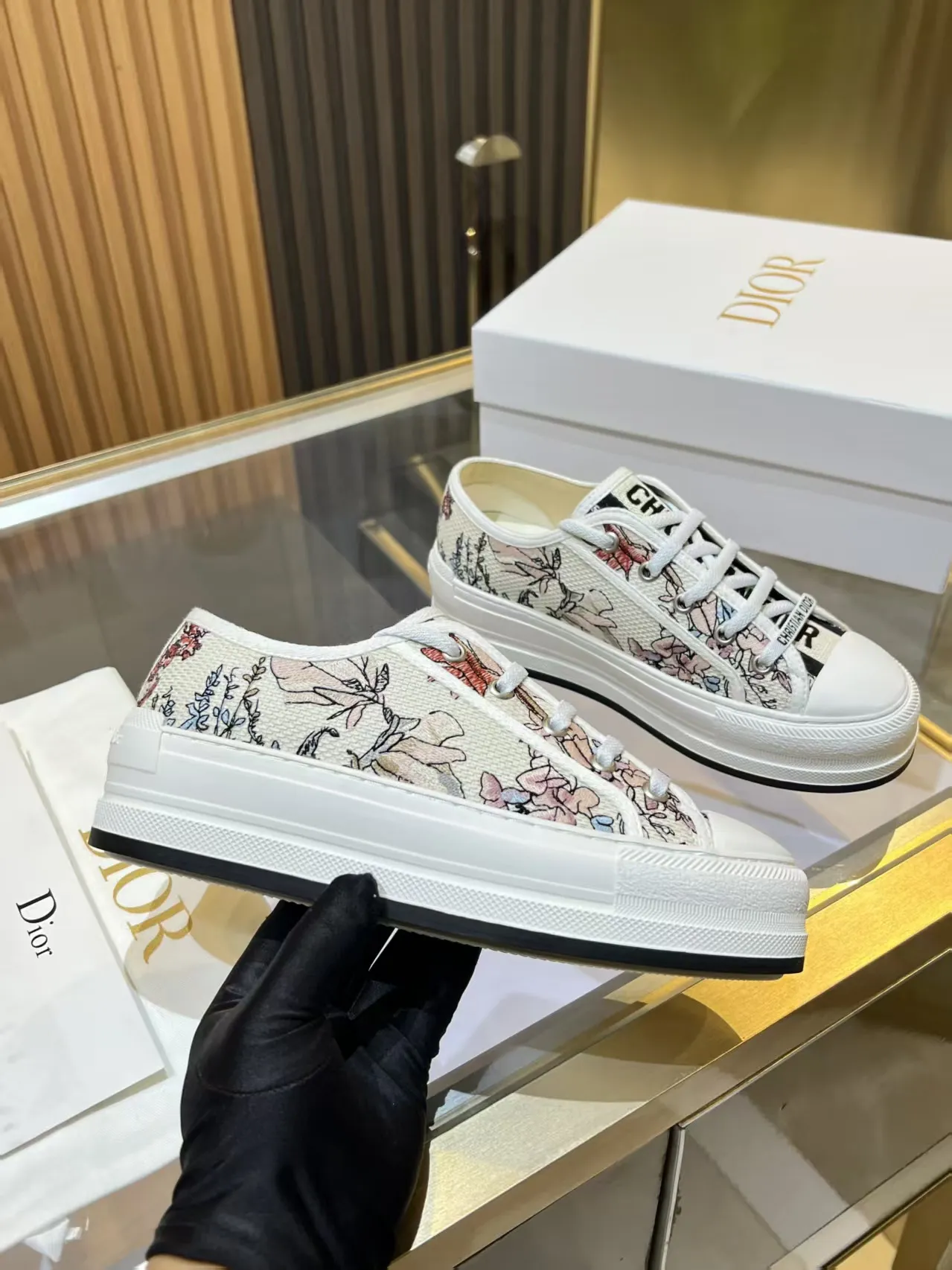 👟👟Ex-factory price 520👟👟 Walk‘n’Dior embroidered mid-top casual shoes are new in 2025. On the fashion stage, Dior embroidered shoes are the well-deserved protagonist. Delicate stitching is used on the upper, every stitch is devoted to the craftsman's efforts, and every thread is woven with artistic poetry. From complex floral patterns to smart geometric textures, embroidery is like the magic that gives shoes life, allowing them to show dynamic beauty even in static conditions.   Wearing Dior embroidered shoes feels like stepping into a dream world full of art. It is not only a pair of shoes, but also a walking piece of art that perfectly integrates fashion and culture. Whether you are strolling on the bustling city streets or attending important social occasions, Dior embroidered shoes can add unique charm to your style and become the focus of everyone's attention.   Choosing Dior embroidered shoes means choosing a persistent pursuit of quality and a unique understanding of fashion. Let it accompany you through every wonderful moment and leave your own fashion mark.  Material: Sheepskin lining, feet, silk cowhide, size 35-41, heel height 5cm